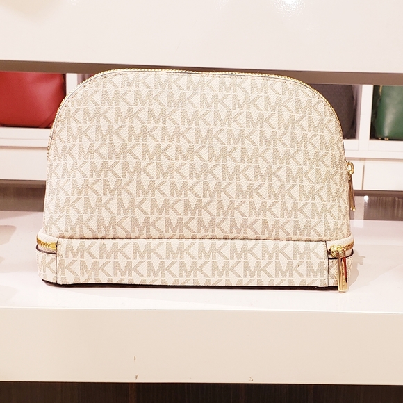 MICHAEL KORS ASPEN LG MULTI FUNCTION TRAVEL POUCH - Picture 3 of 6